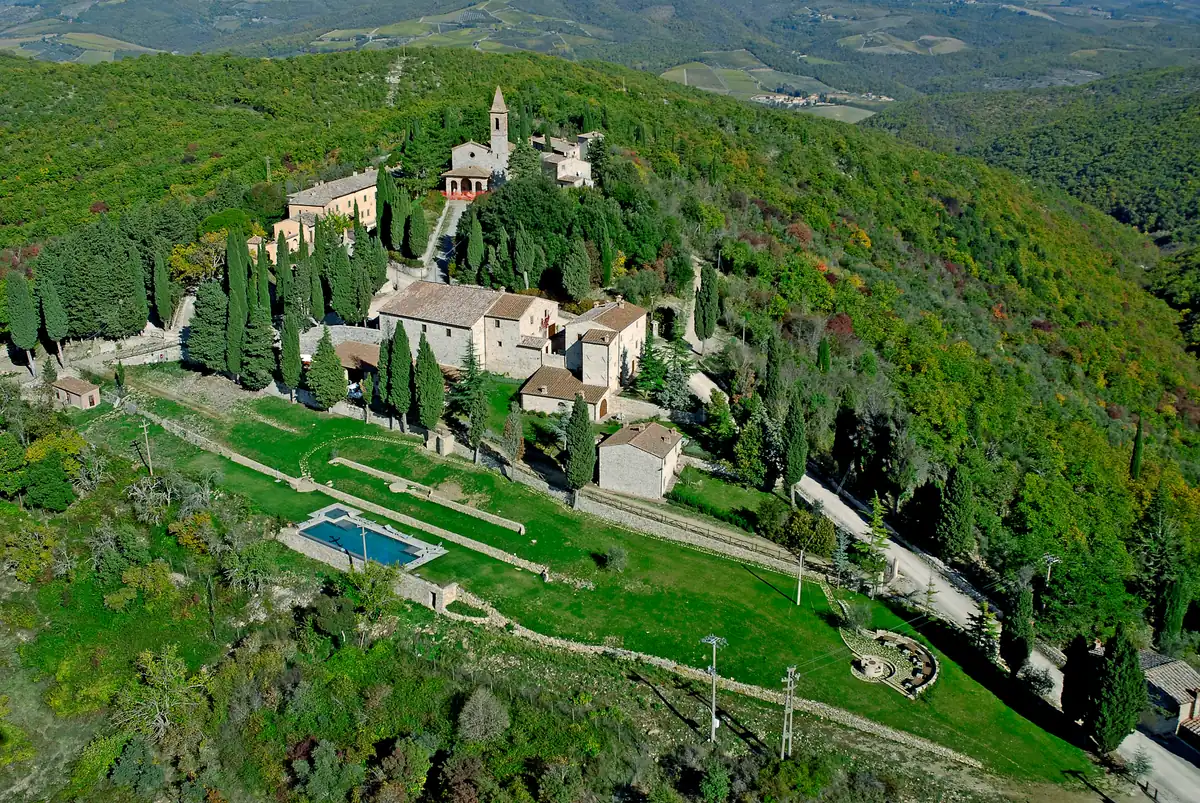 Vista aerea del borgo di Pietrafitta tra colline e vegetazione toscana