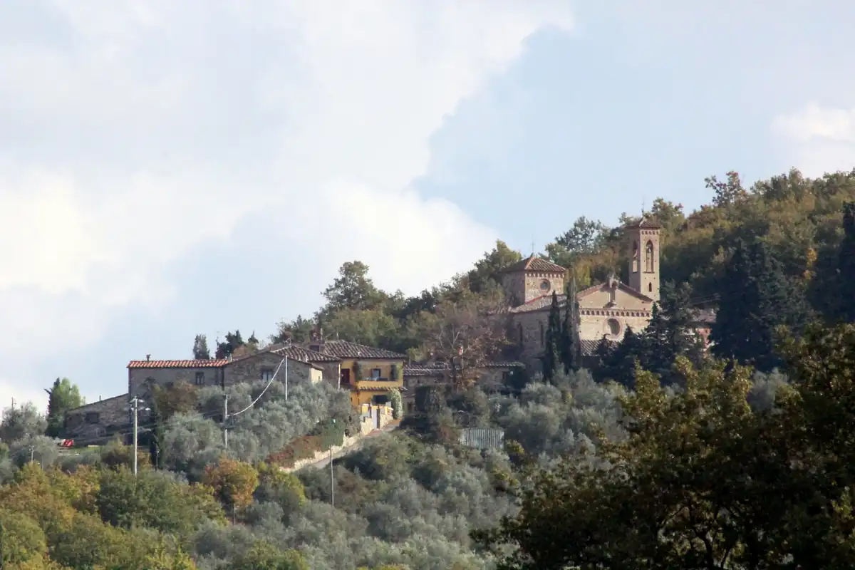 Panorama del borgo di Sicelle, con case e vegetazione collinare