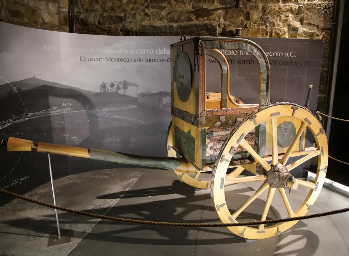 Ricostruzione di un carro da parata etrusco esposta nel museo archeologico