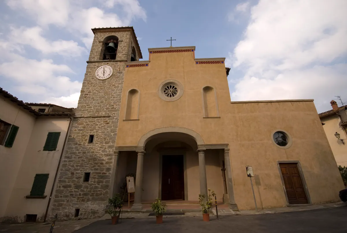 Facciata della Chiesa di San Donato con campanile in pietra e portico d'ingresso