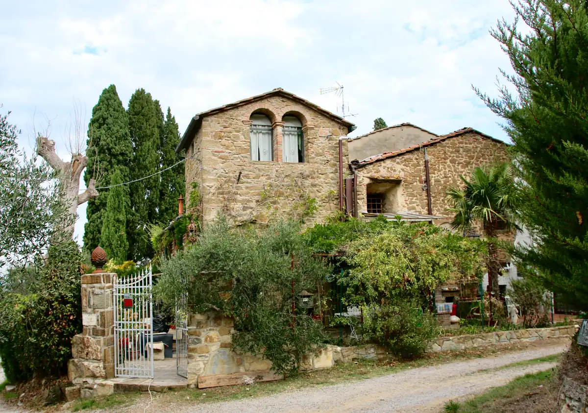Cappella di Santa Maria della Neve a Montagliari, con facciata in pietra e vegetazione circostante.