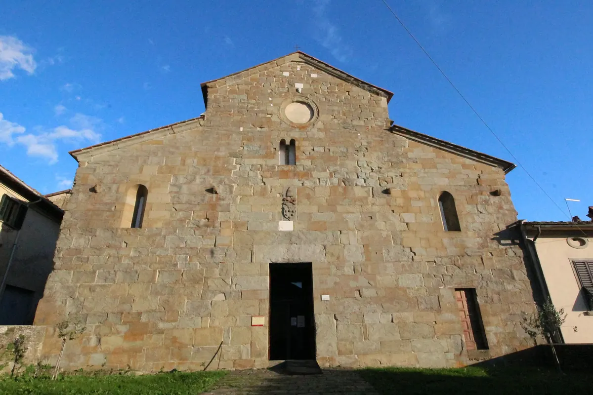 Facciata in pietra della pieve di San Pietro ripresa frontalmente da terra