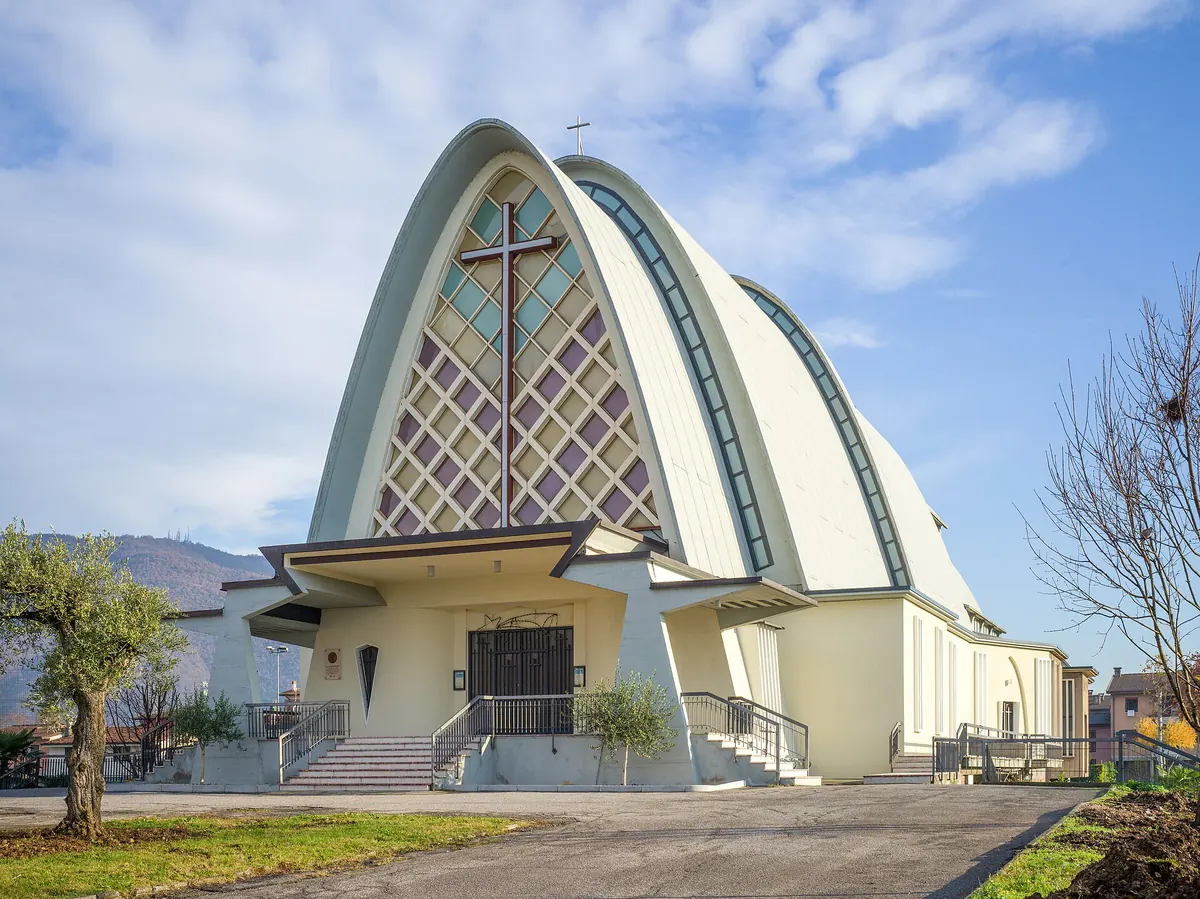 Facciata moderna della chiesa di San Paolo con grande croce e tetto arcuato