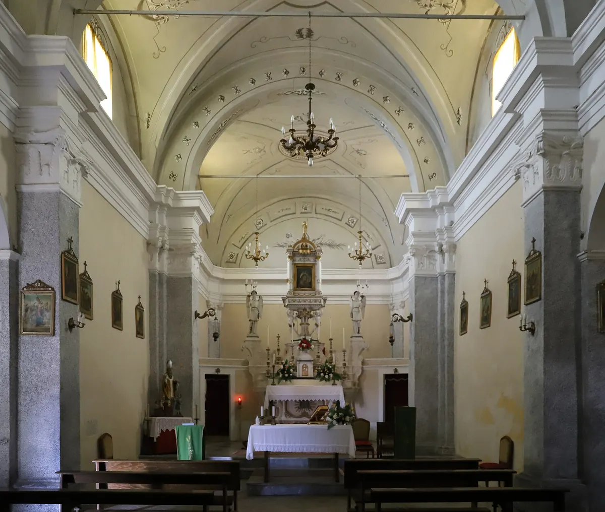 Interno della chiesa con navata, colonne e altare centrale
