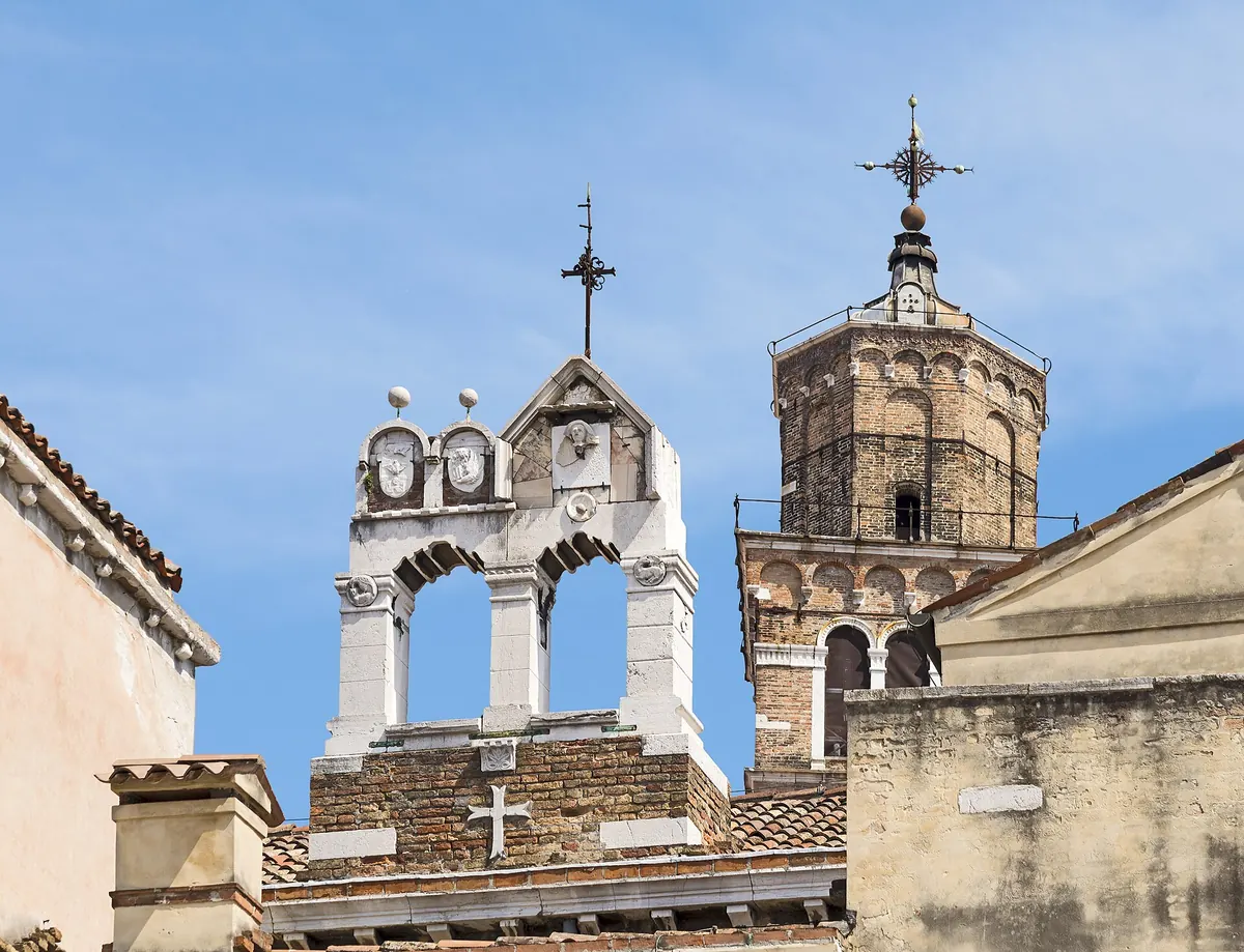 Campanile e facciata superiore della chiesa di Santo Stefano visti da terra