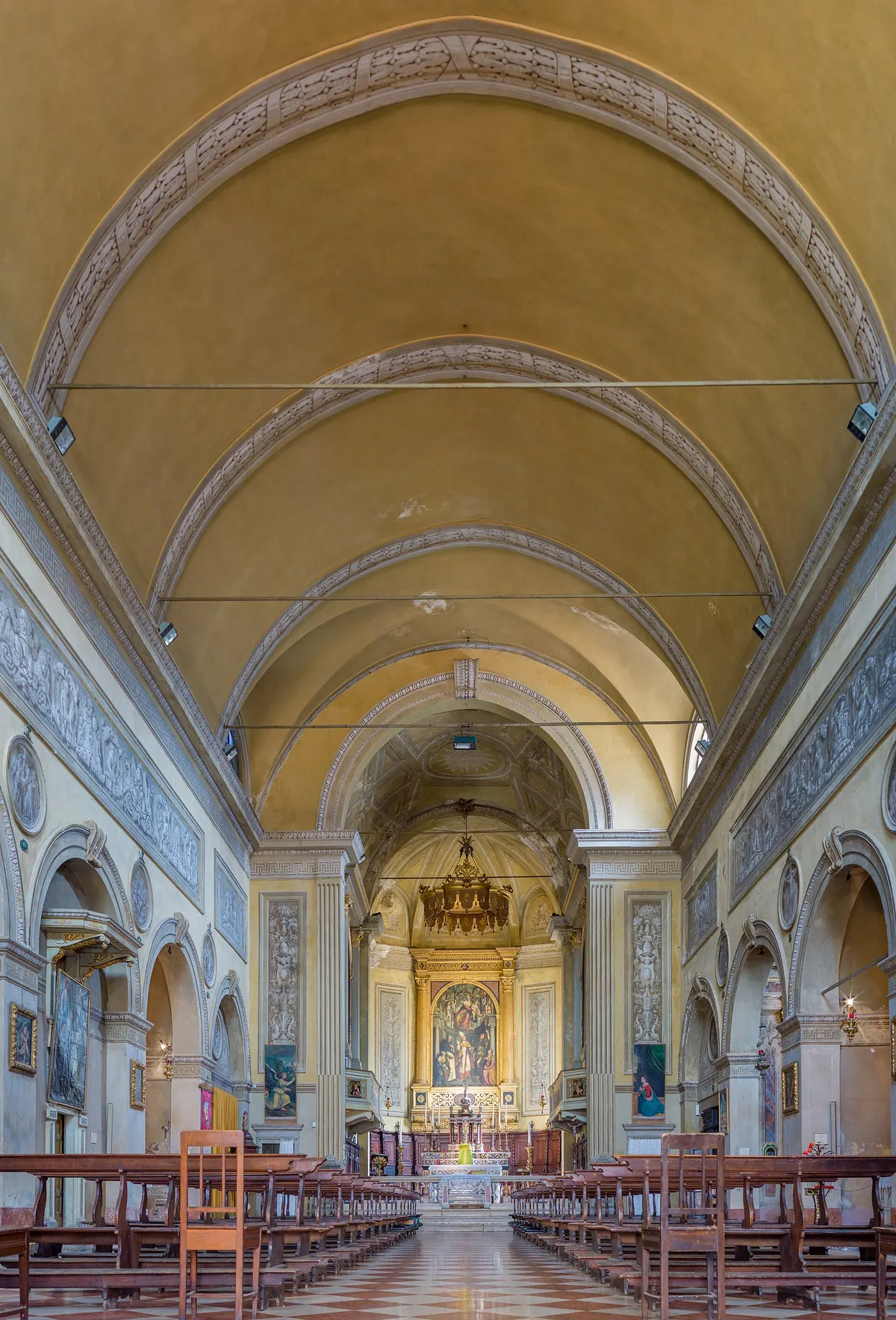 Interno della chiesa di San Clemente con navata centrale, volte e altare