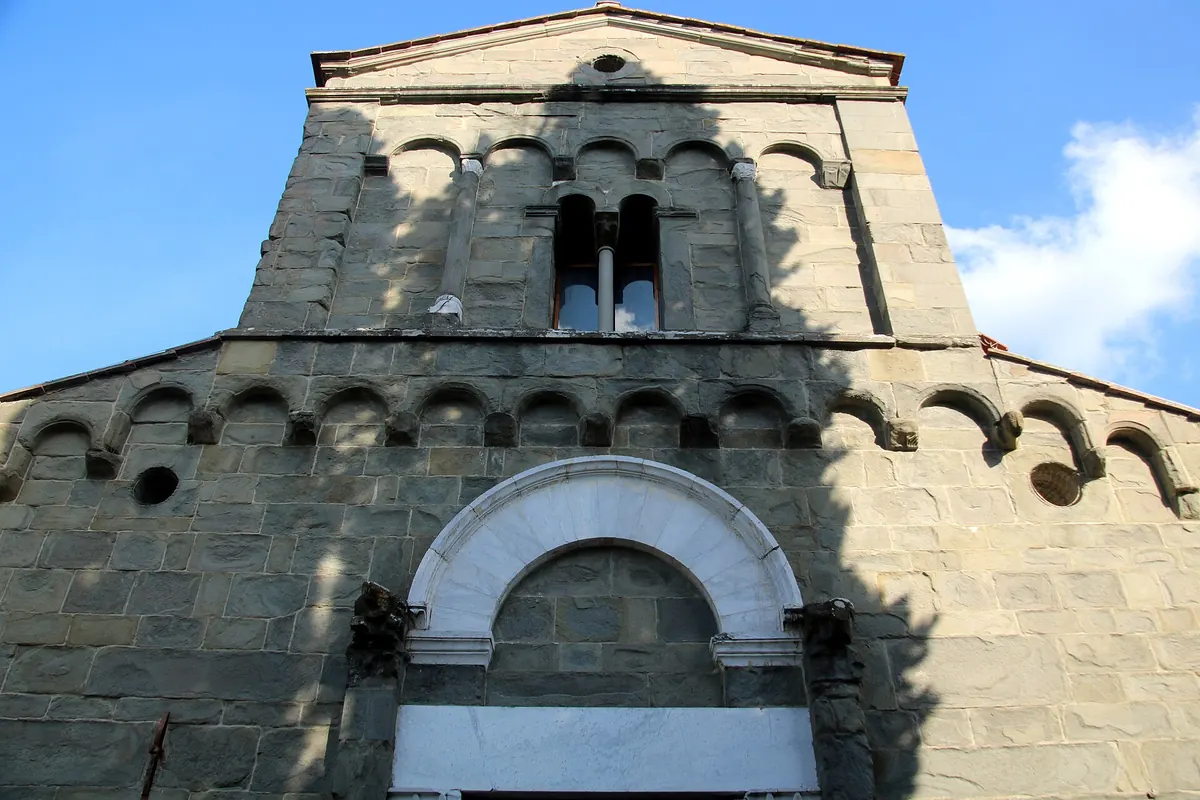 Facciata in pietra dell'oratorio di San Piero ripresa dal basso