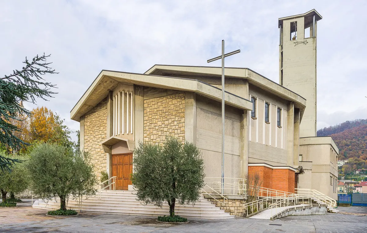 Veduta da terra di una chiesa moderna con campanile e croce davanti all’ingresso