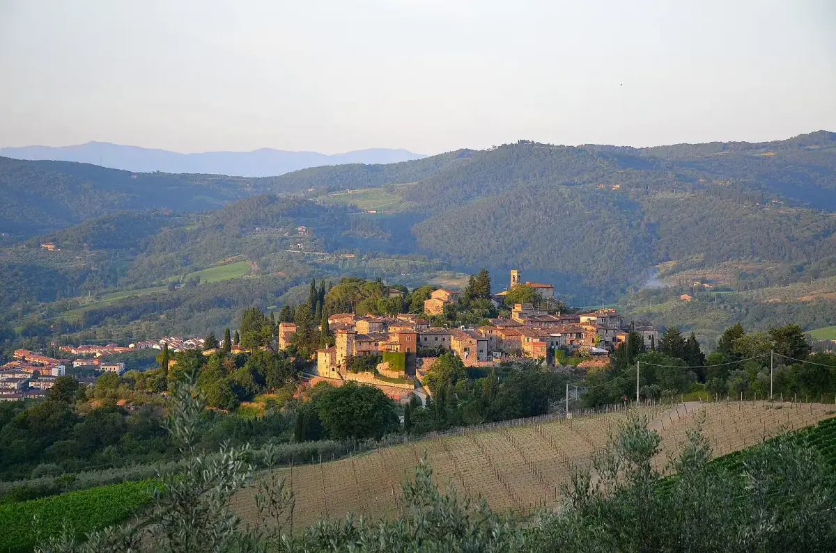 Vista del borgo medievale di Montefioralle tra vigneti e colline del Chianti