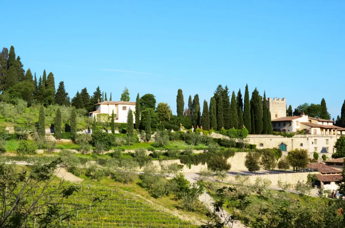 Castello di Verrazzano con villa storica tra cipressi, vigne e colline del Chianti