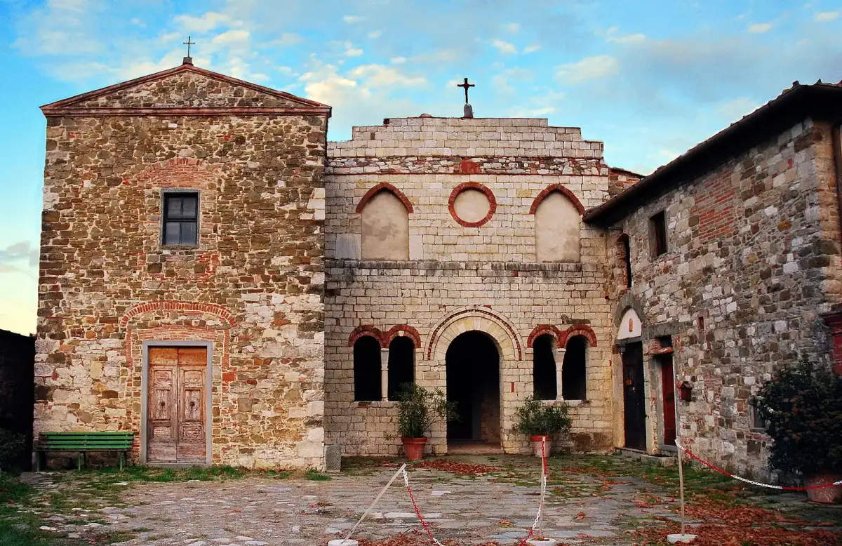Facciata in pietra della Pieve di San Cresci con portico romanico e cortile antistante