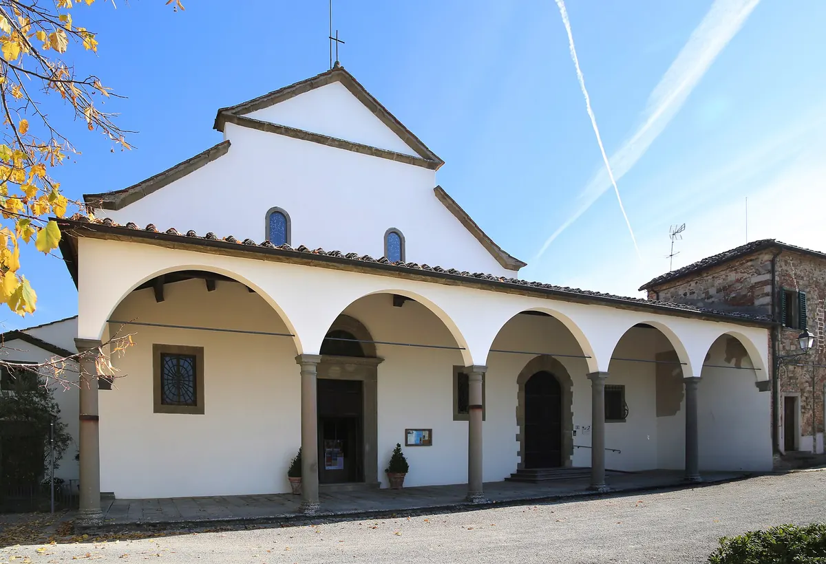 Facciata della Pieve di San Leolino a Panzano con loggiato ad archi vista da terra