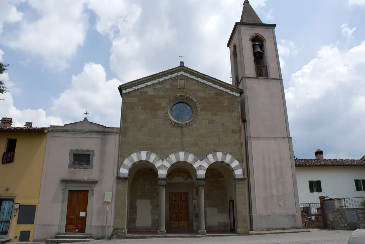Facciata della Chiesa di San Cristoforo a Strada con campanile vista da terra