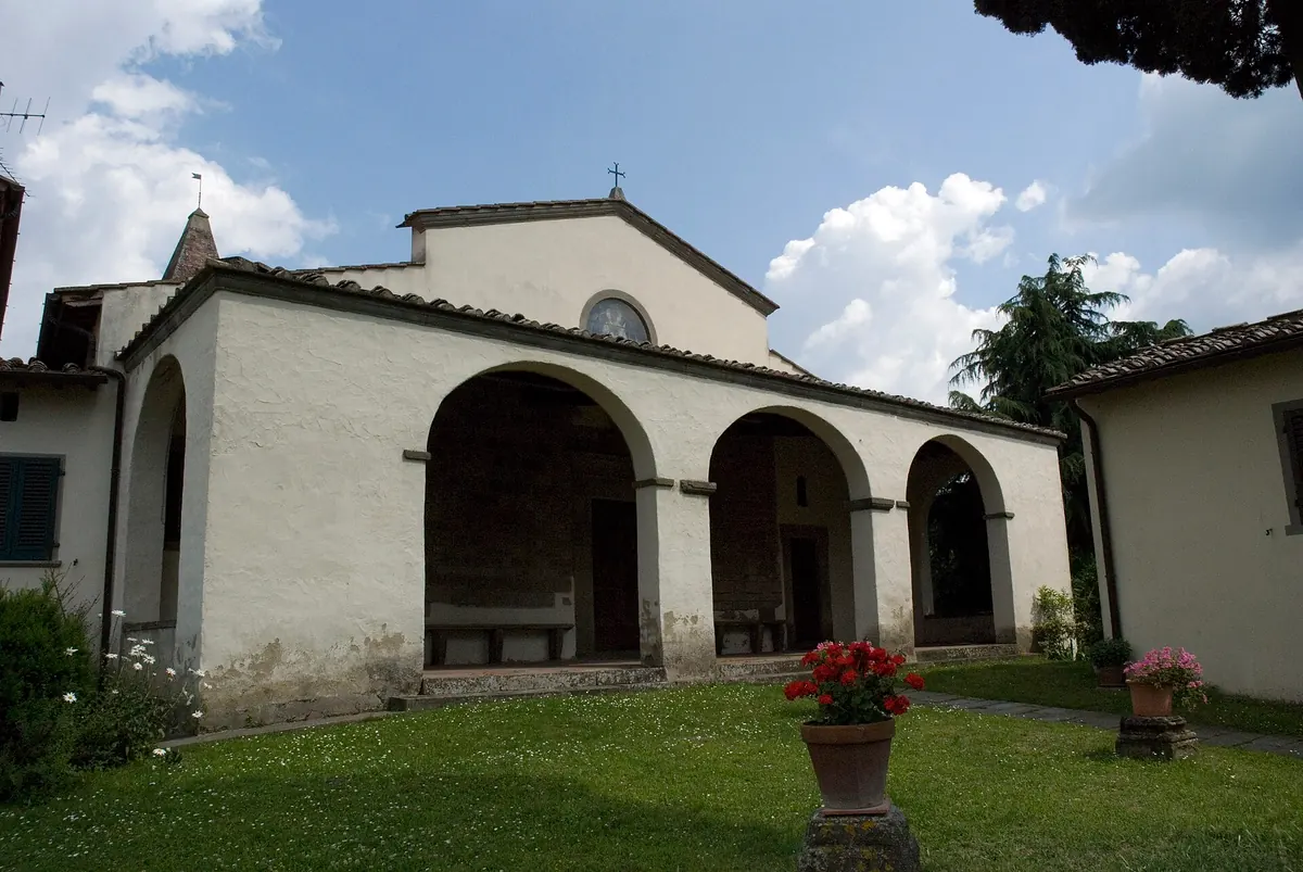 Facciata della Chiesa di Santo Stefano con portico ad archi e prato antistante