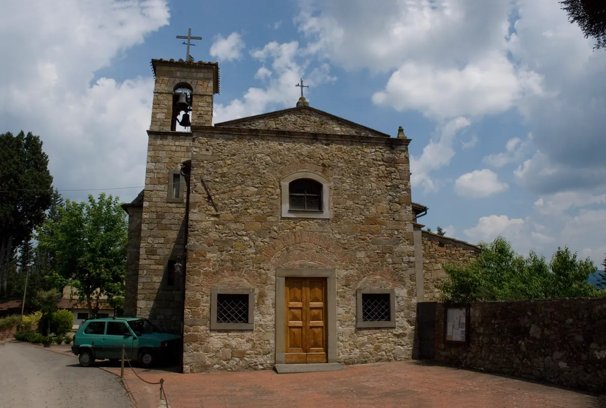 Facciata in pietra della Chiesa di Santa Cristina a Pancole con campanile a vela