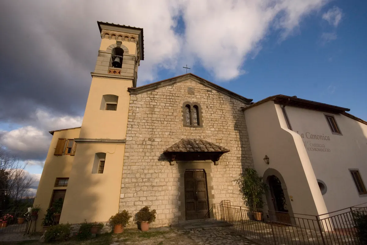 Facciata in pietra della Chiesa di Santa Maria a Vicchiomaggio con campanile