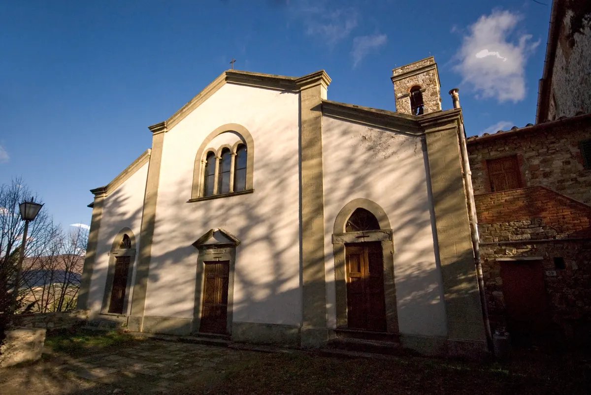 Facciata della Chiesa di Santo Stefano con campanile a vela, ripresa da terra