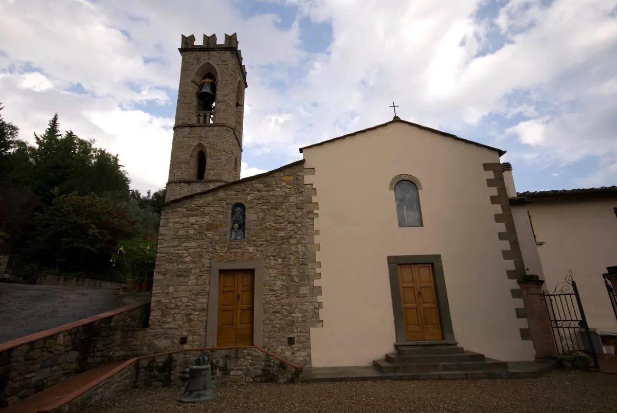 Facciata della Chiesa di San Polo con campanile in pietra vista da terra