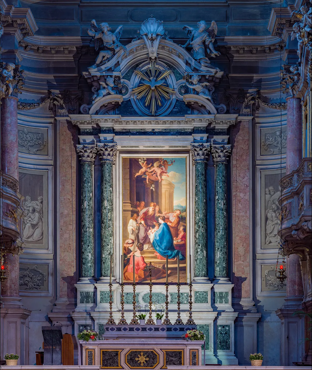 Altare maggiore riccamente decorato all'interno della Chiesa di Santa Maria a Panzano