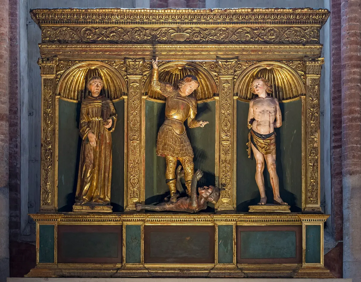 Pala d'altare con San Michele Arcangelo che calpesta il demonio, affiancato da due santi
