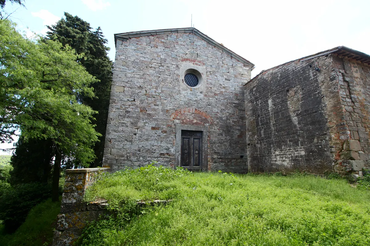 Facciata in pietra della Pieve di San Pietro a Cintoia vista da terra