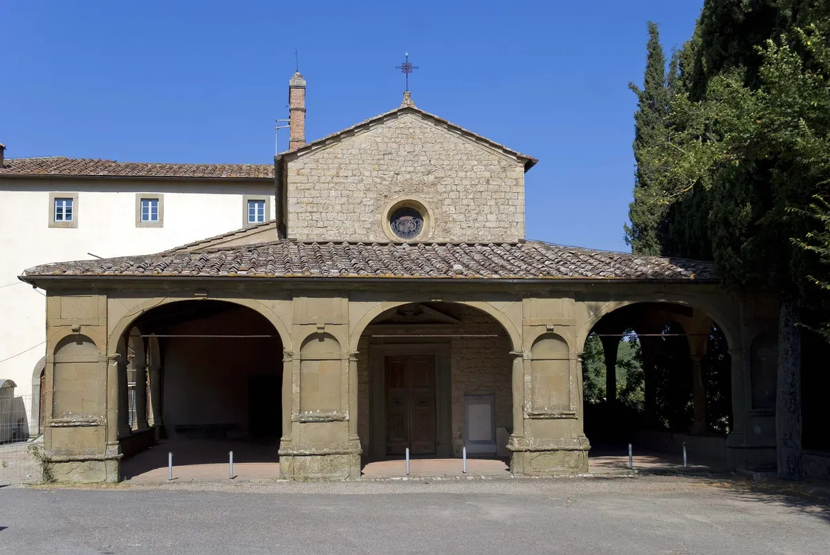 Facciata in pietra della Chiesa di Santa Maria al Prato con portico ad archi