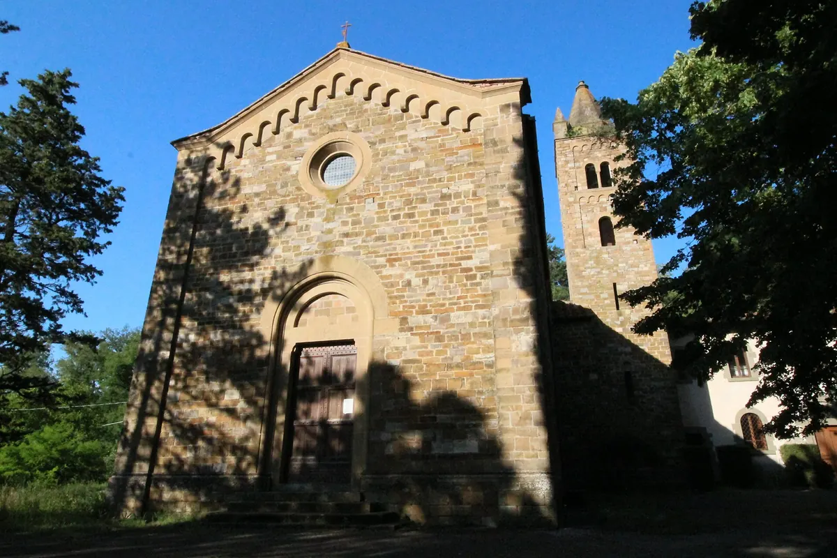 Facciata in pietra della chiesa di San Martino a Lucarelli con campanile laterale