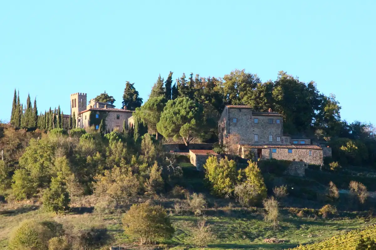 Panorama di Monterinaldi con torre merlata, edifici storici, cipressi e vigneti