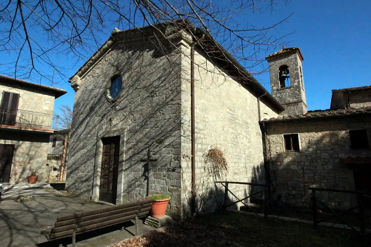 La chiesa in pietra di Badia a Montemuro con il campanile e gli edifici circostanti