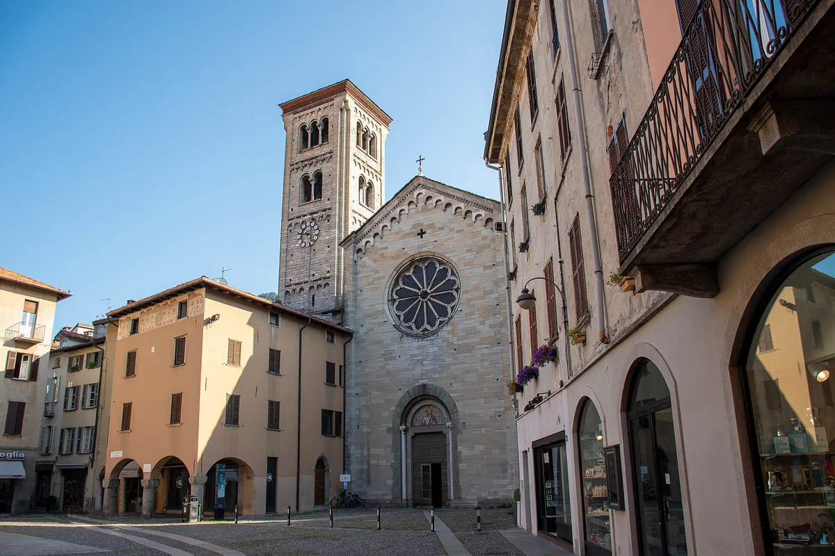 Facciata e campanile della chiesa di San Fedele in una piazza urbana