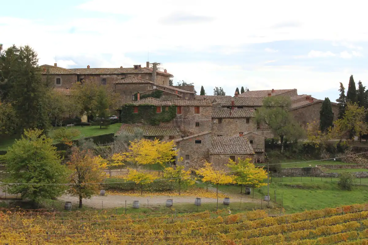 Panorama di Castelvecchi tra edifici in pietra, vigneti e cipressi