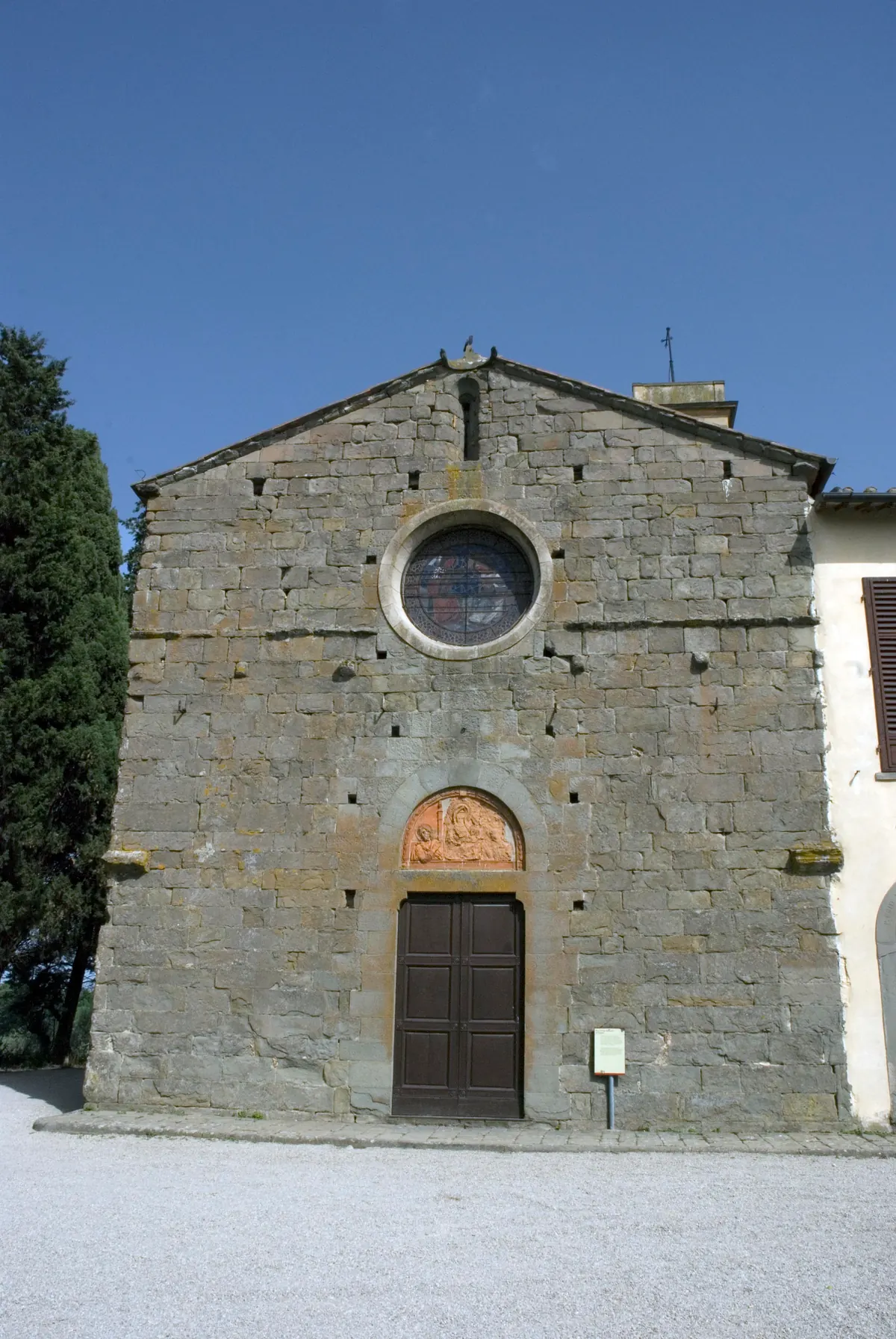 Facciata in pietra della Pieve di San Giovanni in Sugana vista frontalmente