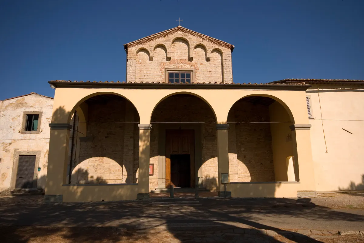 Facciata della Pieve di Santo Stefano a Campoli con portico a tre archi
