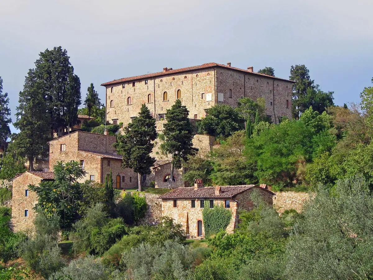 Veduta del Castello di Bibbione in pietra, circondato dal verde e dagli edifici del borgo